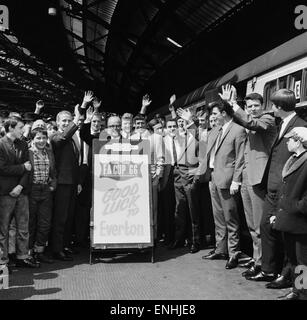 Everton Football team in Lime Street Station für Wembley teilnehmen im FA-Cup-Finale gegen Sheffield Mittwoch verlassen. 13. Mai 1966. Stockfoto