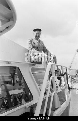 Leiter der Laker Airways Freddie Laker in Brighton Marina für den Erstflug von Brighton-Dieppe Seajet Ferry abgebildet. Freddie Laker tragen Matrosen Hut auf "Normandie Prinzessin". 26. April 1979. Stockfoto