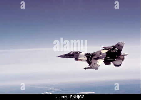 Ein Flugzeug der US Air Force f-16 Fighting Falcon auf einen Ausfall während rote Fahne Alaska 4. Mai 2015 über Eielson Air Force Base, Alaska. Der Aggressor Squadron repliziert Bedrohungen durch Luft-Kampftruppen für Widersacher training. Stockfoto