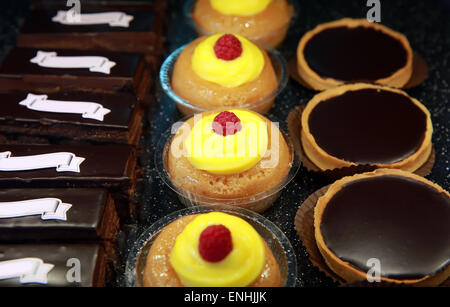 Verschiedene Kuchen in einer Bäckerei Stockfoto