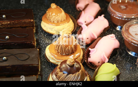 Verschiedene Kuchen in einer Bäckerei Stockfoto