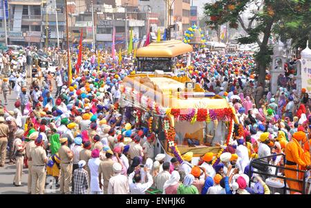 Patiala, Indien. 7. Mai 2015. Eine spezielle Bus (Fahrzeug) tragen die Reliquien von Guru Gobind Singh, der Bus Kosten etwa zwei core 40 Lakh indischen Rupien verwendet in der Herstellung während der A besondere religiöse Prozession anzeigen seltene Relikt der Sikh Guru Gurudwara Shri Dukh Niwaran Sahib, Takht Sri Keshgarh Sahib in Anandpur Sahib die durch verschiedene wichtige Stadt von Punjab passieren würde , am Mittwoch. © Ajay Verma/Pacific Press/Alamy Live-Nachrichten Stockfoto