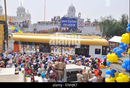 Patiala, Indien. 7. Mai 2015. Eine spezielle Bus (Fahrzeug) tragen die Reliquien von Guru Gobind Singh, der Bus Kosten etwa zwei core 40 Lakh indischen Rupien verwendet in der Herstellung während der A besondere religiöse Prozession anzeigen seltene Relikt der Sikh Guru Gurudwara Shri Dukh Niwaran Sahib, Takht Sri Keshgarh Sahib in Anandpur Sahib die durch verschiedene wichtige Stadt von Punjab passieren würde , am Mittwoch. © Ajay Verma/Pacific Press/Alamy Live-Nachrichten Stockfoto