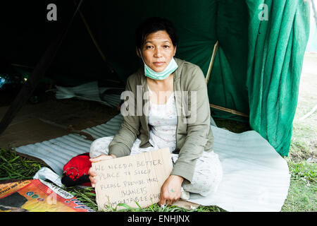 Tundikhel, Kathmandu, Nepal. 4. Mai 2015. Opfer des Erdbebens in einer Warteschlange Essen in einem Relief-Camp in Tundikhel, Kathmandu, Nepal am Montag, 4. können 201 Credit: © Abhishek Bali/Alamy Live News Stockfoto