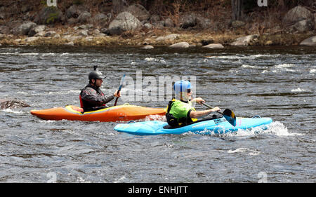 Racing auf dem Hudson River New York Adirondack State Park USA uns Amerika Kajaks. Wildwasser-Derby. Stockfoto