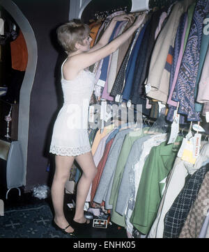 Michelle Desange Einkaufen in Lady Jane Boutique, Carnaby Street, London, November 1967. Stockfoto