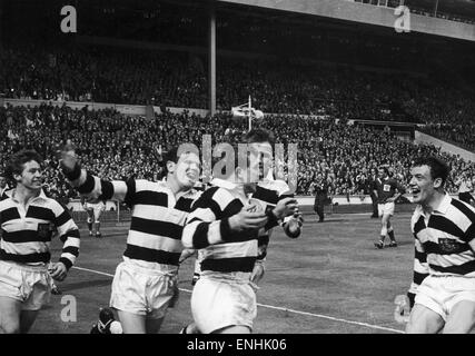 Widnes V Hull Kingston Rovers Rugby League Cup-Finale. Allan Gestrüpp ist durch diese Teamkollegen gratulierte nach scoring Widnes ersten Versuch 9. Mai 1964 Stockfoto