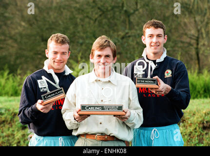 Kenny Dalglish, Manager der Blackburn Rovers, präsentiert seine beiden Stürmer Alan Shearer und Chris Sutton, mit dem Carling Premier League Spieler des Monat Trophy, für die sie gemeinsame Recipiants für November 1994, sind im Bild Januar 1995. Kenny Dalglish Stockfoto