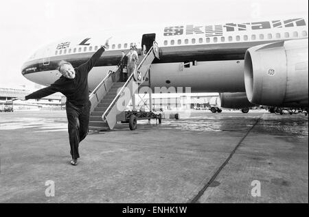 Leiter der Laker Airways Freddie Laker in jubelnder Stimmung auf der Landebahn am Flughafen Gatwick, am Vortag des Erstfluges von seinem transatlantischen Skytrain-Dienst startet vom Flughafen Gatwick nach New York. Der Flug bietet 345 Passagieren Platz und kostet £59 für eine Stockfoto