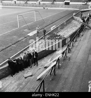 Barrikaden fallen und eine Mauer ist im Goodison Park, Heimat des FC Everton Football Club, in Vorbereitung auf die WM 1966 errichtet. Everton-Spieler beobachten Arbeiter sind Brian Labone, Gordon West, Mick Meagan, Dennis Stevens, Derek Temple und Alex Parker. 1 Stockfoto