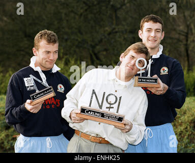 Kenny Dalglish, Manager der Blackburn Rovers, präsentiert seine beiden Stürmer Alan Shearer und Chris Sutton, mit dem Carling Premier League Spieler des Monat Trophy, für die sie gemeinsame Recipiants für November 1994, sind im Bild Januar 1995. Kenny Dalglish Stockfoto