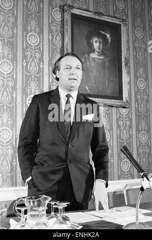 British United Airlines wurde im November 1970 von Caledonian Airways übernommen. Aufnahmen auf einer Pressekonferenz 13. März 1970. Freddie Laker, Vorsitzender der Laker Airways Rede auf der Konferenz. Stockfoto