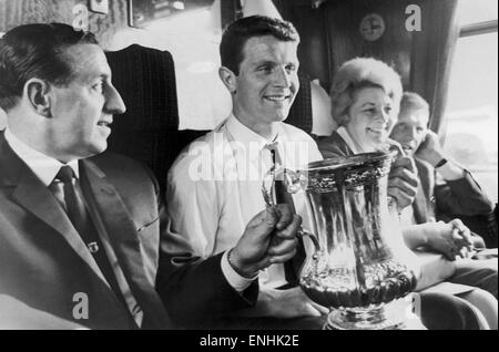 Everton Manager Harry Catterick hält die FA-Cup-Trophäe auf der Zugfahrt zurück nach Liverpool nach ihrem 3: 2-Sieg über Sheffield Mittwoch im Wembley-Stadion. Mai 1966. Stockfoto