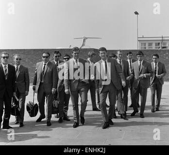 Everton FA Cup Team in London am Flughafen auf dem Weg nach Griechenland und Israel für eine Tour zu gewinnen. 17. Mai 1966. Stockfoto