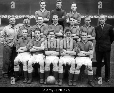 Everton-Spieler stellen für ein Gruppenfoto, März 1953. Zurück zu rudern L-r: Tommy Clinton, Jimmy O'Neill und Jack Lindsay. Zentrum-Reihe: Trainer Harry Cook, Wally Fielding, Peter Farrell, Tommy Jones, Cyril Lello, Harry Potts und Manager Cliff Britton. Erste Startreihe Stockfoto