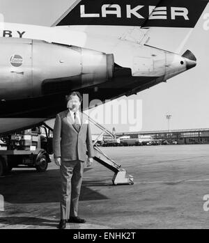 Britische Fluggesellschaft Unternehmer Freddie Laker, Vorsitzender der Laker Airways, steht man vor einem seiner Flugzeuge. 14. Juli 1972. Stockfoto