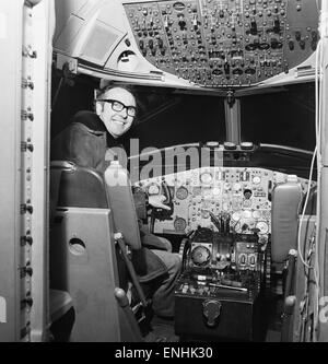 Britische Fluggesellschaft Unternehmer, Freddie Laker im Cockpit eines seiner Flugzeuge abgebildet. 22. Februar 1969. Stockfoto