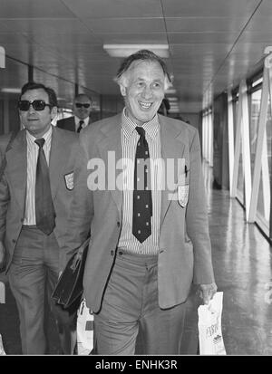 England-Interimstrainer Joe Mercer nach ihrem Spiel gegen Jugoslawien in Ost-Europa-Tour am Flughafen Heathrow als der englischen Nationalmannschaft Rückkehr aus Belgrad abgebildet. 6. Juni 1974. Stockfoto