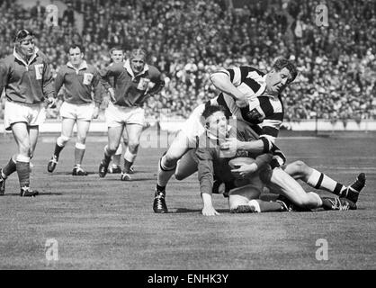 Widnes V Hull Kingston Rovers Rugby League Cup-Finale. Alan Burwell (Hull KR) sinkt unter einem Zweikampf von Frank Collier (Widnes) 9. Mai 1964 Stockfoto