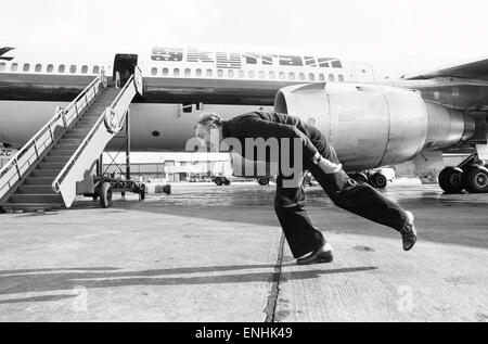 Leiter der Laker Airways Freddie Laker in jubelnder Stimmung auf der Landebahn am Flughafen Gatwick, am Vortag des Erstfluges von seinem transatlantischen Skytrain-Dienst startet vom Flughafen Gatwick nach New York. Der Flug bietet 345 Passagieren Platz und kostet £59 für eine Stockfoto