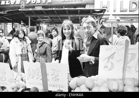 Jane Birkin und Serge Gainsbourg, Mann im Bild, Einkaufen in Berwick Street Market, London, April 1977. Das Paar ist in Großbritannien für die Eröffnung ihres neuesten Films mit dem Titel "JE T'AIME... MOI NON PLUS auch bekannt als "Ich liebe dich, ich weiß nicht", bei dem Clas Stockfoto