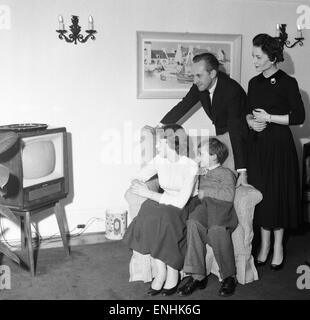 TV-Moderatorin Hughie Green gesehen hier zu Hause mit seiner Familie. 4. Dezember 1957 Stockfoto