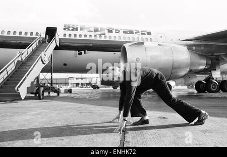 Leiter der Laker Airways Freddie Laker in jubelnder Stimmung auf der Landebahn am Flughafen Gatwick, am Vortag des Erstfluges von seinem transatlantischen Skytrain-Dienst startet vom Flughafen Gatwick nach New York. Der Flug bietet 345 Passagieren Platz und kostet £59 für eine Stockfoto