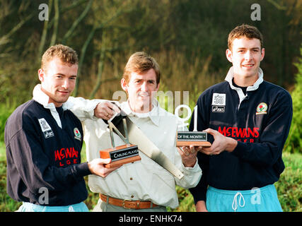 Kenny Dalglish, Manager der Blackburn Rovers, präsentiert seine beiden Stürmer Alan Shearer und Chris Sutton, mit dem Carling Premier League Spieler des Monat Trophy, für die sie gemeinsame Recipiants für November 1994, sind im Bild Januar 1995. Kenny Dalglish Stockfoto