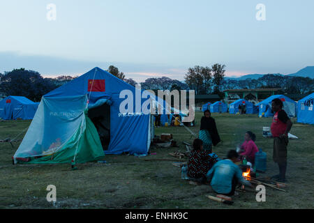 Tundikhel, Kathmandu, Nepal. 4. Mai 2015. Opfer des Erdbebens in einer Warteschlange Essen in einem Relief-Camp in Tundikhel, Kathmandu, Nepal am Montag, 4. können 201 Credit: © Abhishek Bali/Alamy Live News Stockfoto