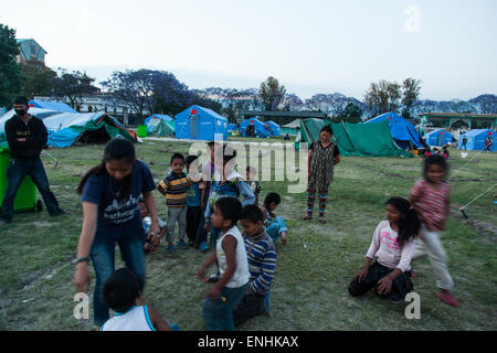 Tundikhel, Kathmandu, Nepal. 4. Mai 2015. Opfer des Erdbebens in einer Warteschlange Essen in einem Relief-Camp in Tundikhel, Kathmandu, Nepal am Montag, 4. können 201 Credit: © Abhishek Bali/Alamy Live News Stockfoto