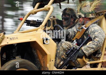 Airborne US Fallschirmjäger fahren Licht taktische All Terrain Vehicles während kombiniert gemeinsamen operativen Zugang Übung 15. April 2015 in Fort Bragg, N.C. Stockfoto