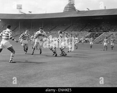 Halifax versuchen, einen St Helens Angriff während der Rugby League Cup-Finale im Wembley-Stadion stammen. 28. April 1956 Stockfoto