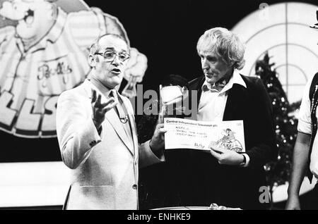 Rod Vorkleben und Emu mit Jim Bowen während einer Scheck-Präsentation für die NSPCC während der Aufzeichnung von Bullseye hier gesehen. 28. Oktober 1984 Stockfoto