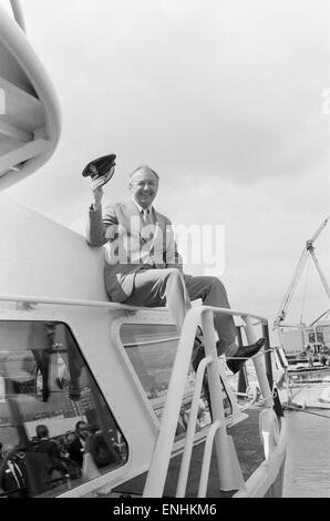 Leiter der Laker Airways Freddie Laker in Brighton Marina für den Erstflug von Brighton-Dieppe Seajet Ferry abgebildet. Freddie Laker tragen Matrosen Hut auf "Normandie Prinzessin". 26. April 1979. Stockfoto