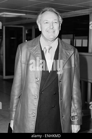 Freddie Laker Leiter der Laker Airways abgebildet, Ankunft am Flughafen Heathrow, London. 1. Februar 1982. Stockfoto