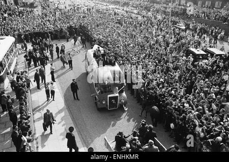 Everton Team überlassen Allerton Station auf dem Weg St Georges Hall im Stadtzentrum von Liverpool den FA Cup Trophäe nach dem Sieg über Sheffield Mittwoch 3: 2 im Finale im Wembley-Stadion. 15. Mai 1966. Stockfoto