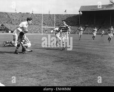 Halifax versuchen, einen St Helens Angriff während der Rugby League Cup-Finale im Wembley-Stadion stammen. 28. April 1956 Stockfoto