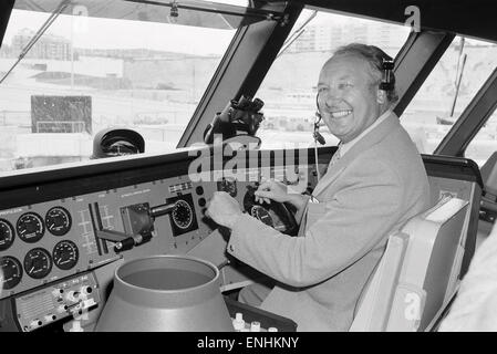 Leiter der Laker Airways Freddie Laker in Brighton Marina für den Erstflug von Brighton-Dieppe Seajet Ferry abgebildet. Freddie Laker im Bild an den Reglern. 26. April 1979. Stockfoto