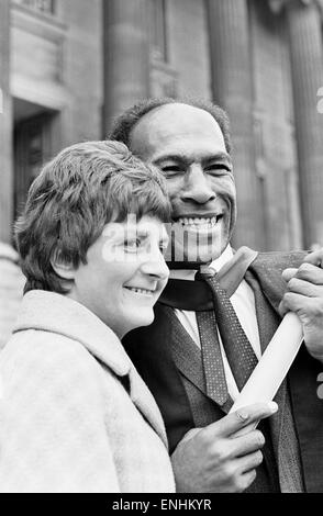 CEC Thompson (39), ehemaliger Großbritannien und Irland professionelle Rugby-Liga Spieler, im Bild mit Frau Anne nach Erhalt wirtschaftswissenschaftliches Studium an der Universität Leeds, Juli 1968. Stockfoto