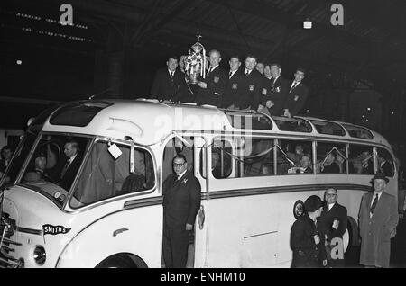 Alan Prescott hält die Rugby-Liga-Pokal empor, wie St Helens Team im Rathaus für einen bürgerlichen Empfang kommen feiern ihre 13-2 Sieg Pver Halifax in der jüngsten Rugby League Cup-Finale im Wembley-Stadion statt. 2. Mai 1956 Stockfoto