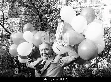 Freddie Laker kündigt seine neue Unternehmung im Savoy Hotel in London mit Neugründung Skytrain Urlaub. Er hat das OK Urlauber in viele Teile der Welt fliegen gegeben. Bild zeigt: Sir Freddie immer in Weihnachtsstimmung durch spielen Stockfoto