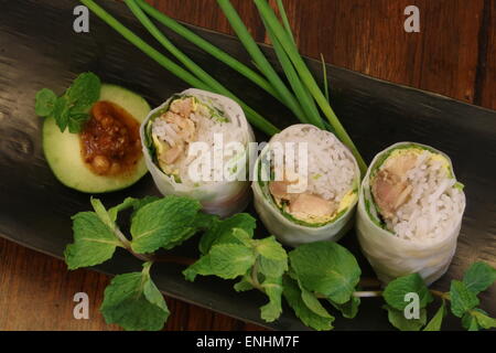 Goi Cuon, vietnamesische frische Frühlingsrollen. Garnelen, Nudeln, Hähnchen, Salat, Ei in durchscheinenden Reis Papier gewickelt. Stockfoto