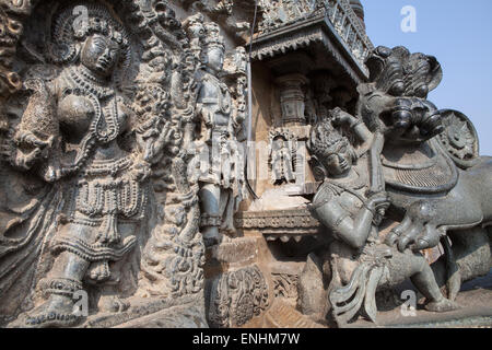 Skulpturen und Schnitzereien im Chennakesava-Tempel in Belur