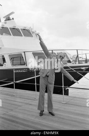 Leiter der Laker Airways Freddie Laker in Brighton Marina für den Erstflug von Brighton-Dieppe Seajet Ferry abgebildet. Freddie Laker mit der "Normandie Prinzessin" im Hintergrund. 26. April 1979. Stockfoto