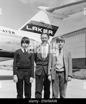 Freddie Laker, Vorsitzender der Laker Airways, mit Jungs im Teenageralter Nicholas Sack und Simone Holland in Fornt eines seiner Flugzeuge. 21. April 1970. Stockfoto