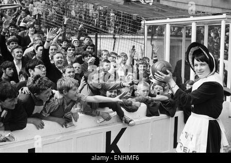 Everton Toffee Dame, 16 jährige Catherine Dunn, hält eine Trophäe zu Everton-Fans vor dem Spiel gegen Crystal Palace präsentiert. 16. August 1969. Stockfoto