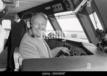 Leiter der Laker Airways Freddie Laker in Brighton Marina für den Erstflug von Brighton-Dieppe Seajet Ferry abgebildet. Freddie Laker im Bild an den Reglern. 26. April 1979. Stockfoto