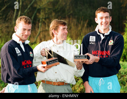 Kenny Dalglish, Manager der Blackburn Rovers, präsentiert seine beiden Stürmer Alan Shearer und Chris Sutton, mit dem Carling Premier League Spieler des Monat Trophy, für die sie gemeinsame Recipiants für November 1994, sind im Bild Januar 1995. Kenny Dalglish Stockfoto