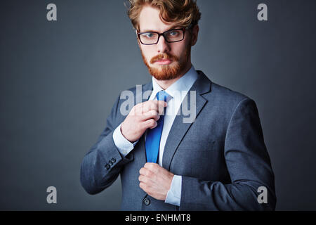 Gut aussehender Mann in Brillen und eleganter Anzug Stockfoto