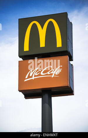 NOVI SAD, Serbien - 5. Mai 2015: McDonalds und McCafe Zeichen auf Post, Fast-Food-Restaurant zu markieren. Illustartive Editorial für McDo Stockfoto